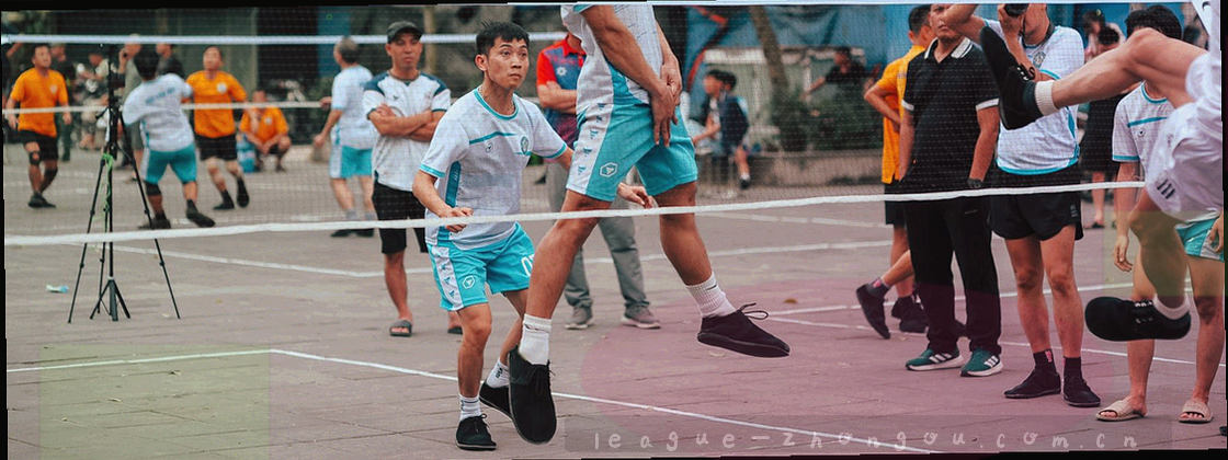 深色面板上的细线网格与等距刻度抽象纹理，点缀荧光绿与紫色线条，无文字与人物